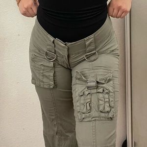 GUESS low rise olive green cargo pants size 24